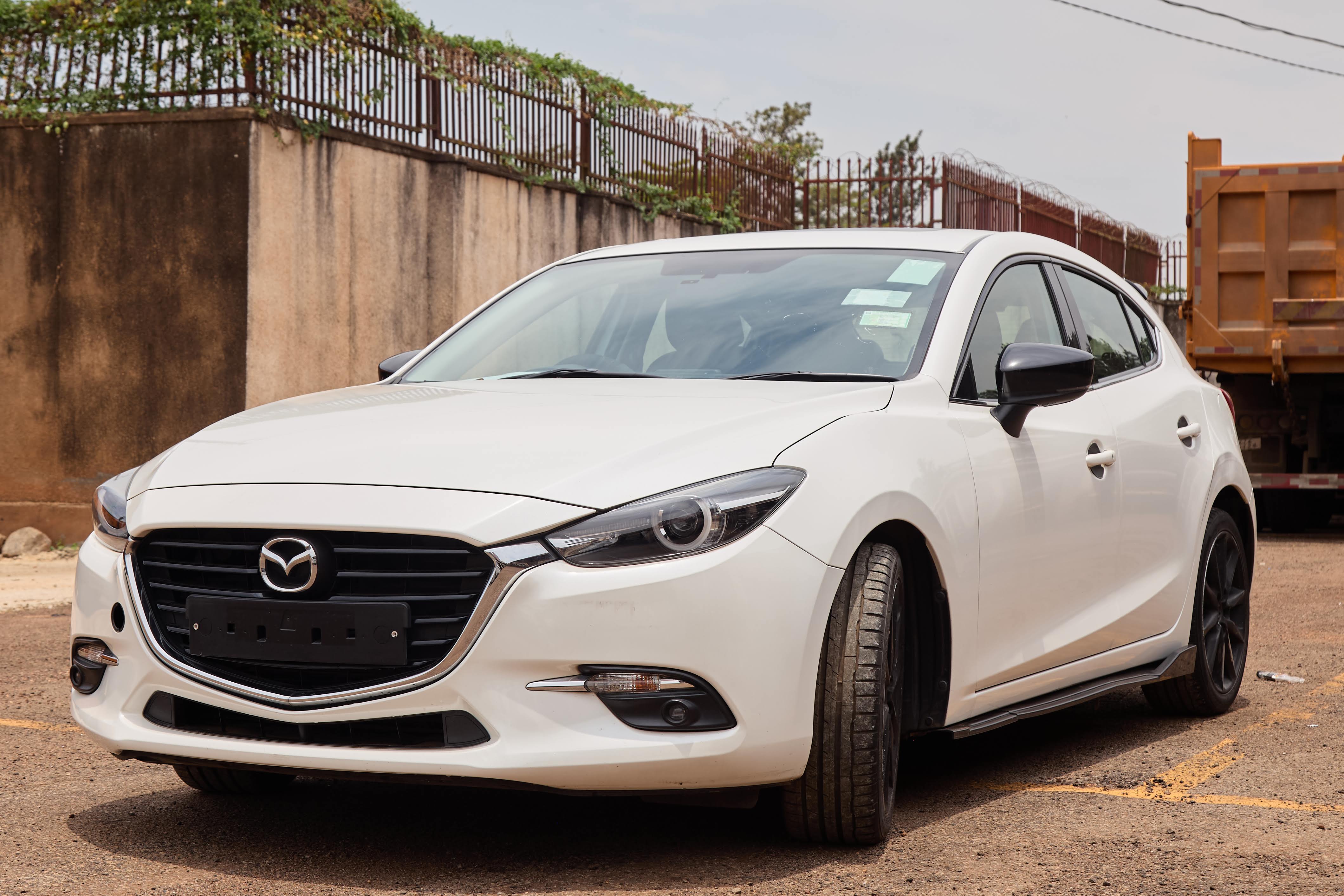 2017 Mazda3 SKYACTIV Automatic Hatchback – White thumbnail 4