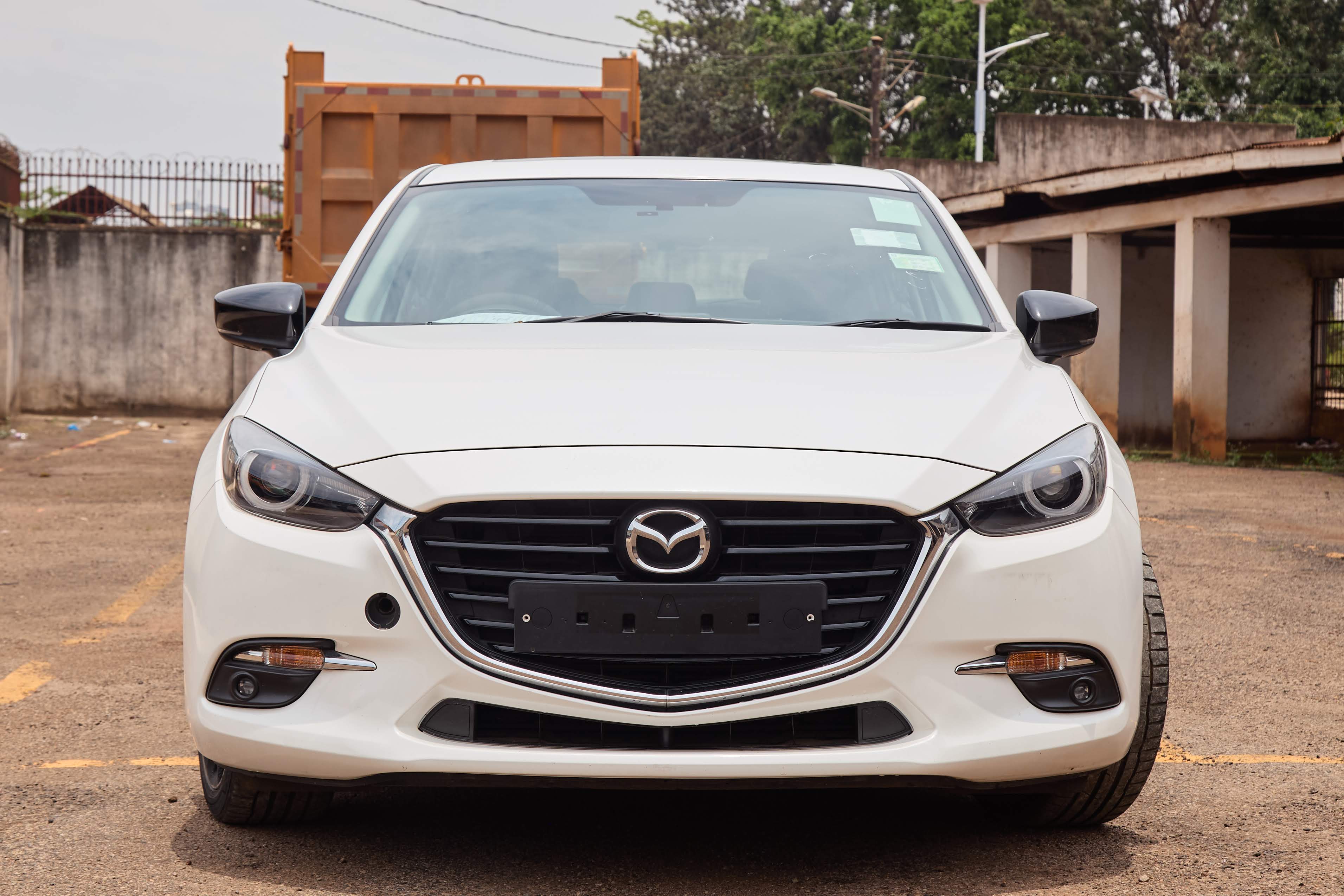 2017 Mazda3 SKYACTIV Automatic Hatchback – White thumbnail 3