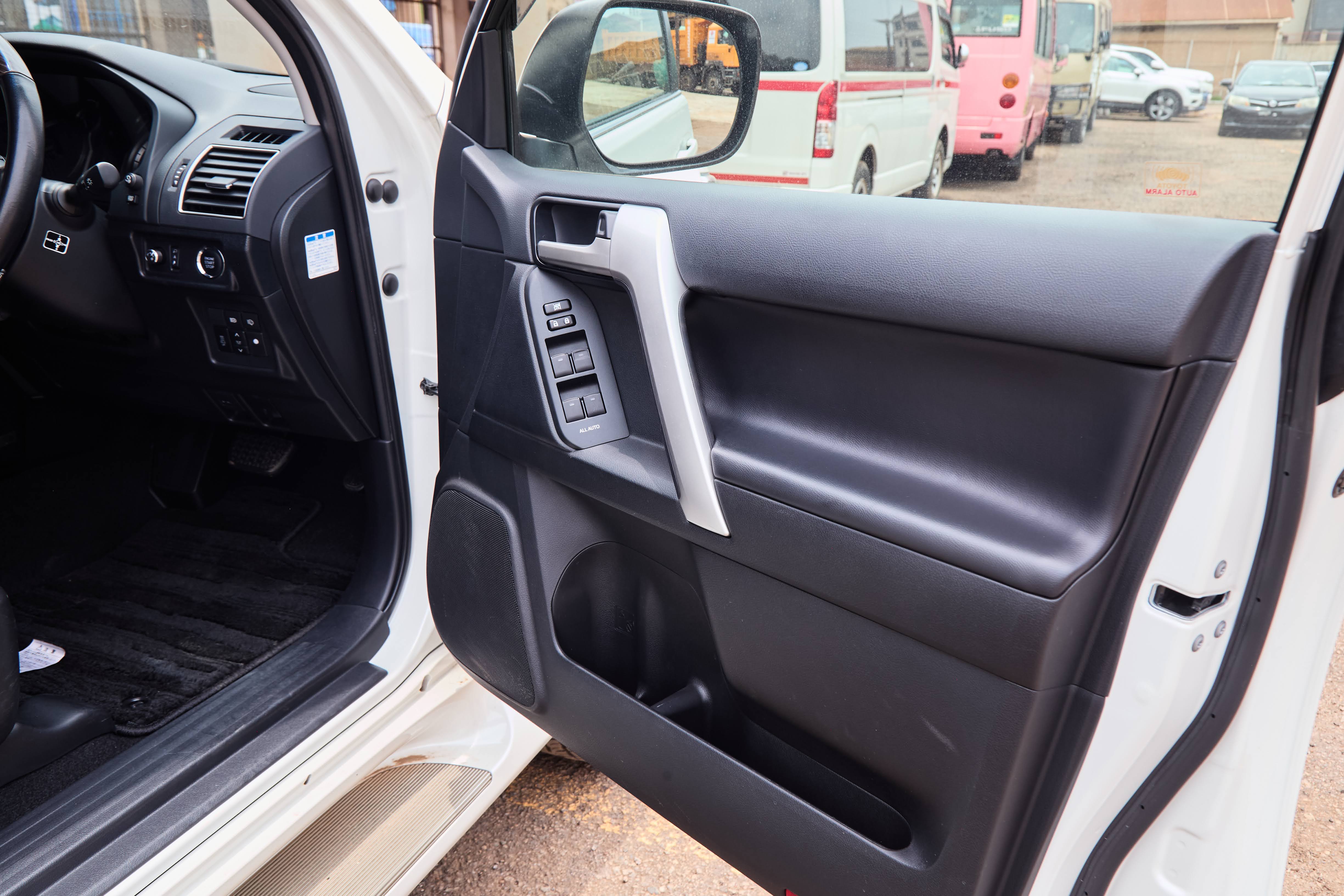 2018 Toyota Land Cruiser Prado TX D-4D – White thumbnail 8