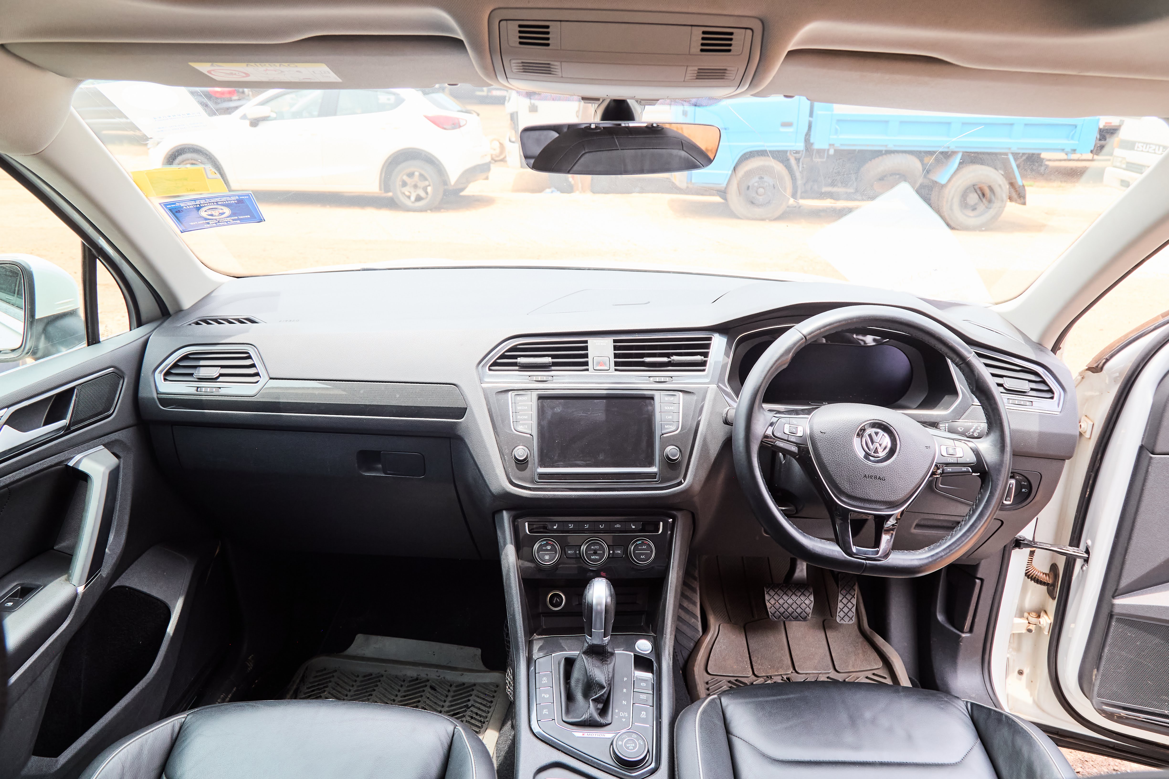 Volkswagen Tiguan 330 TSI 4MOTION Automatic – White thumbnail 9
