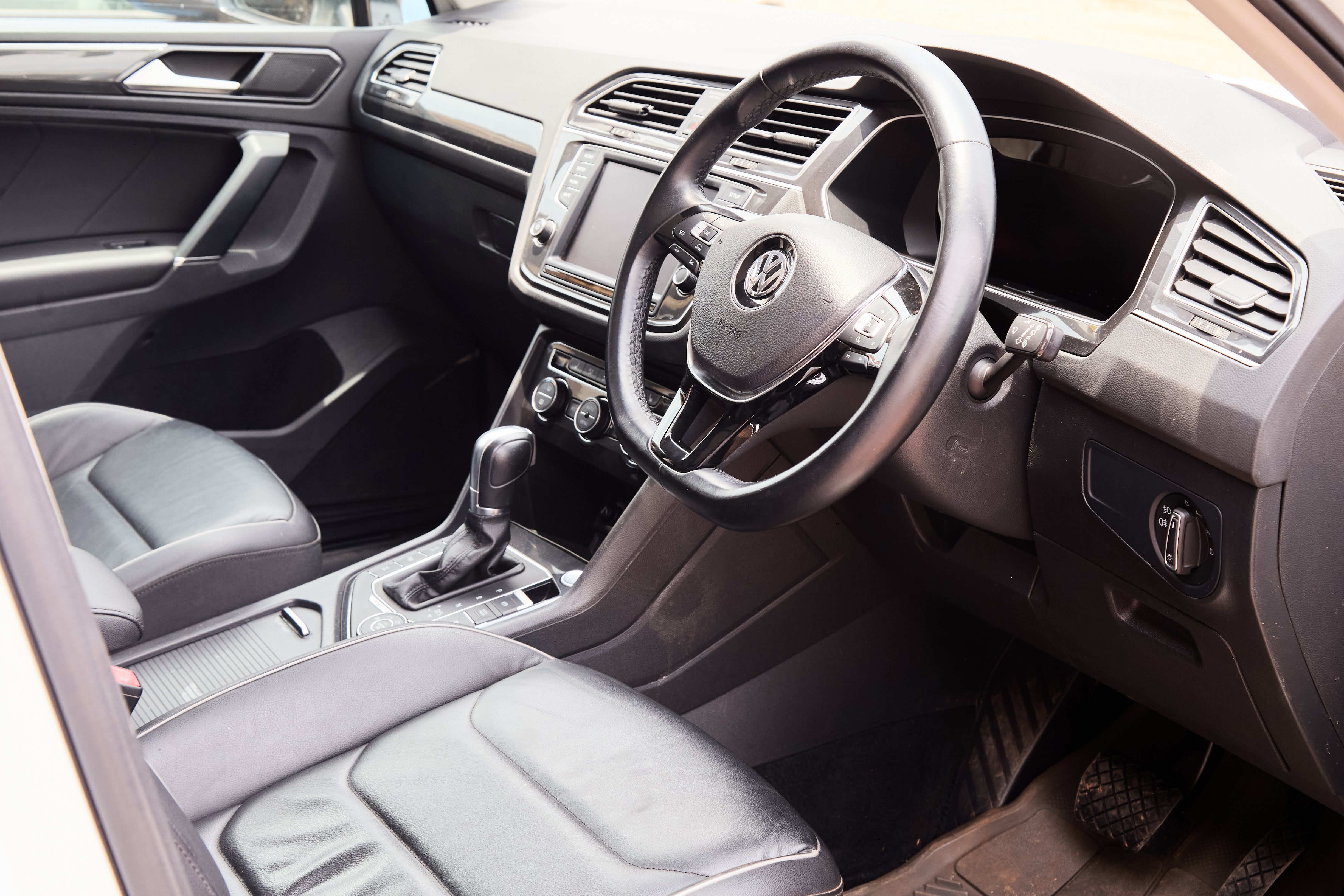 Volkswagen Tiguan 330 TSI 4MOTION Automatic – White thumbnail 7