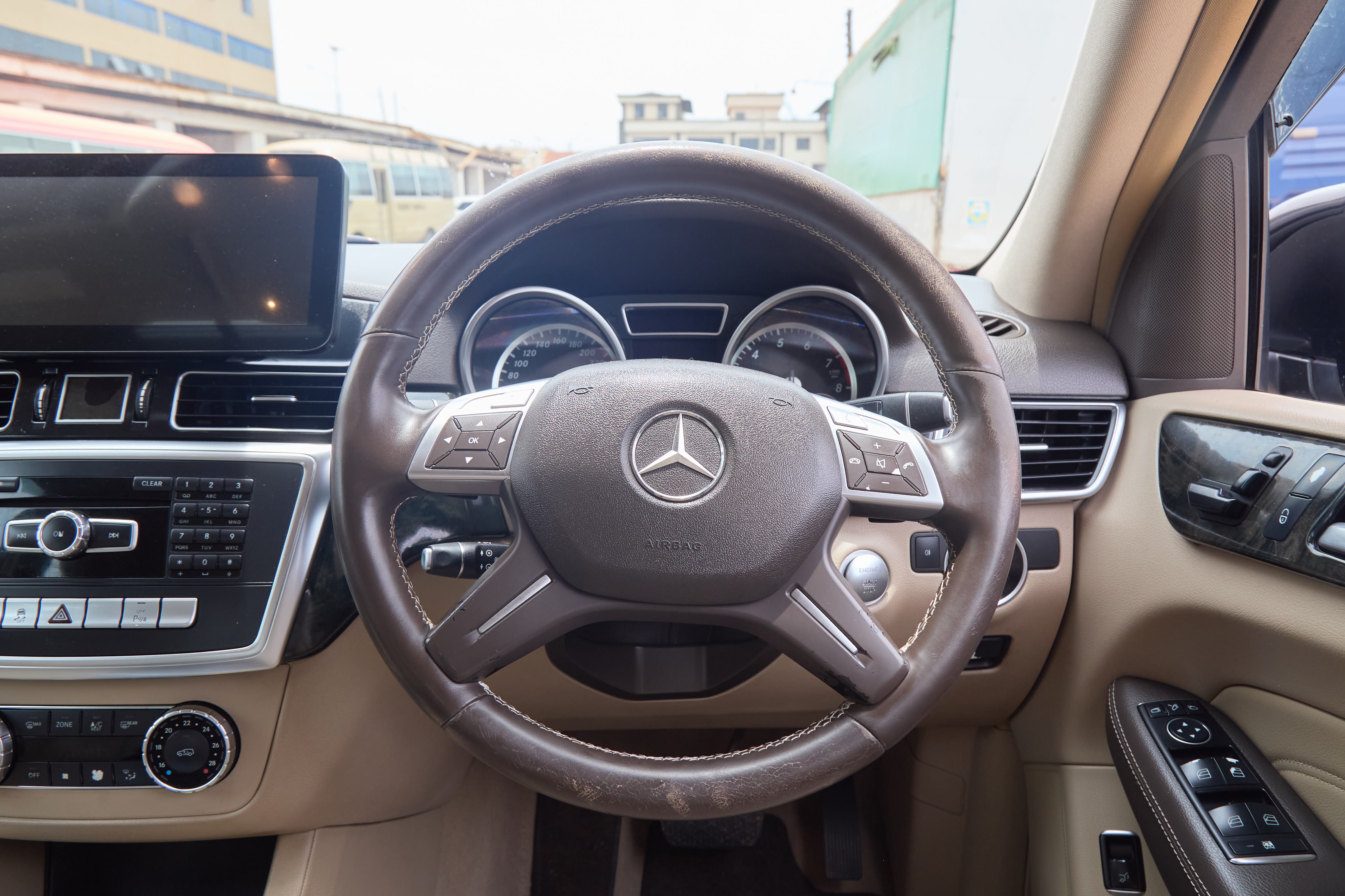 Mercedes-Benz ML350 4MATIC – Black thumbnail 12