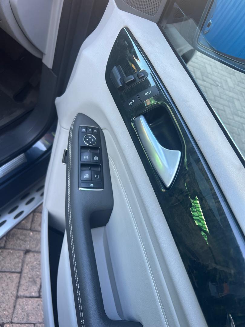 2011 Mercedes-Benz E300 for Sale in Uganda thumbnail 4