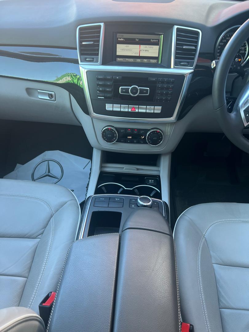 2011 Mercedes-Benz E300 for Sale in Uganda thumbnail 3